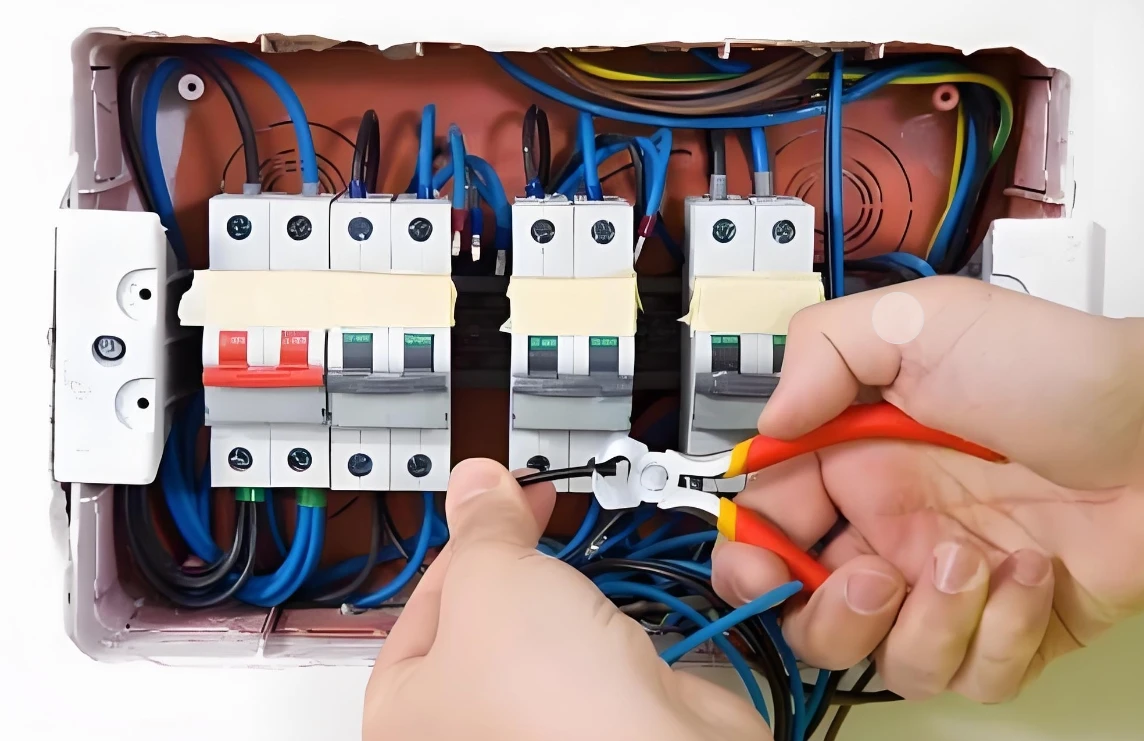 电能计量装置新装完工后，在送电前应检查的内容